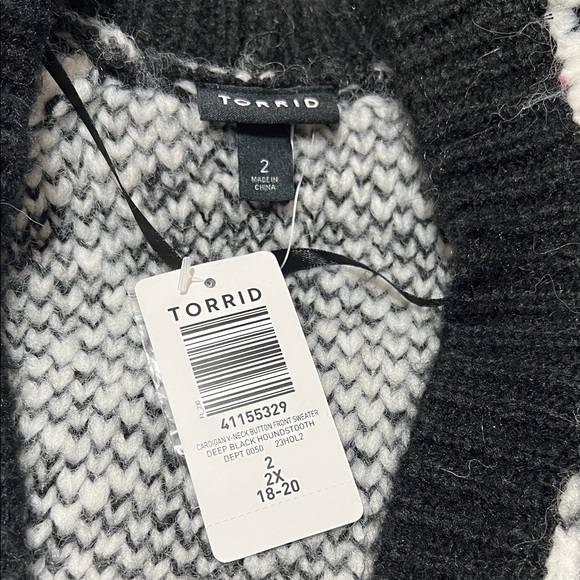 Torrid Black and White Patterned Cardigan - Picture 4 of 5